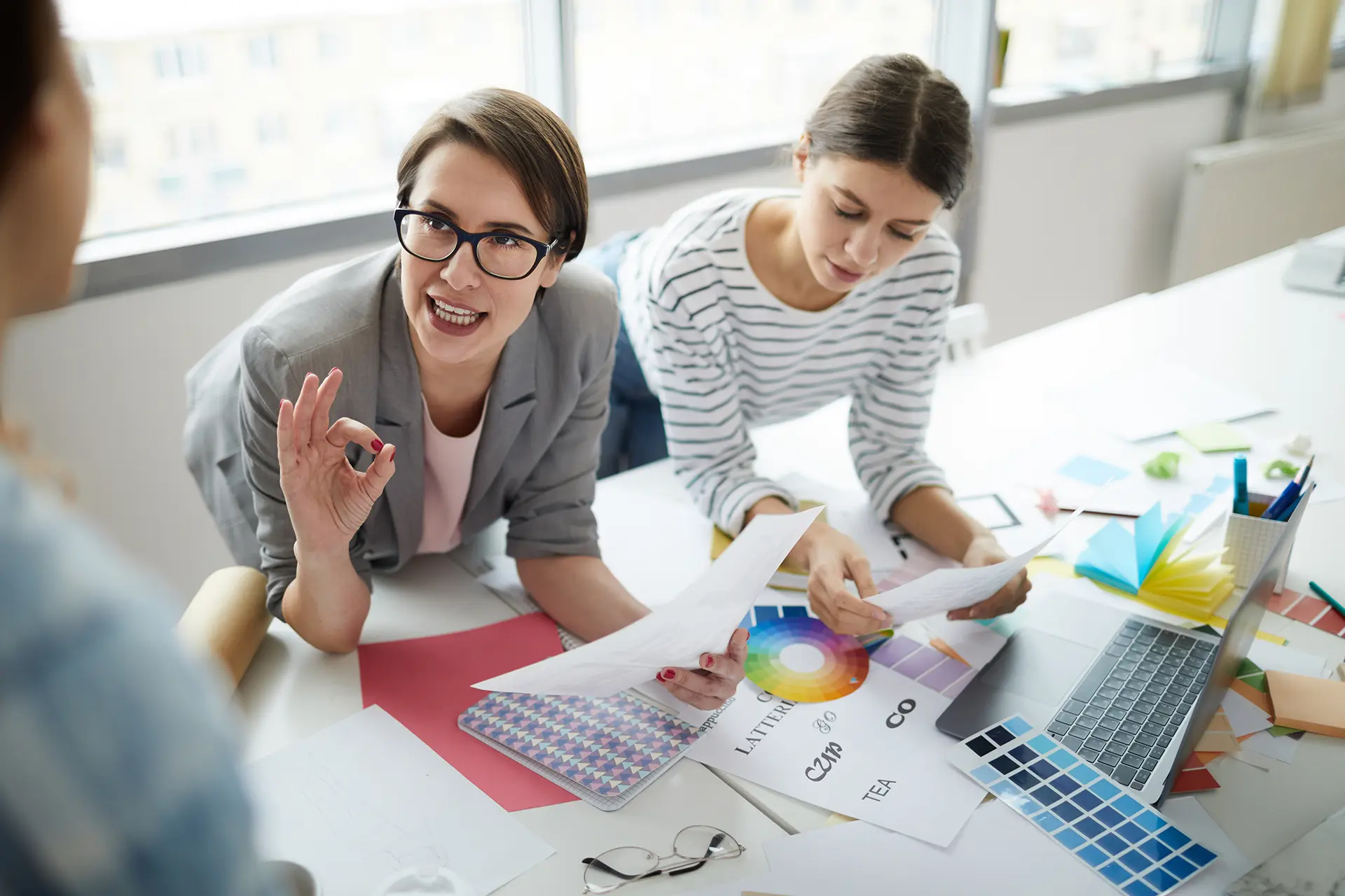 Creative_Business_Team_Meeting_original_543177